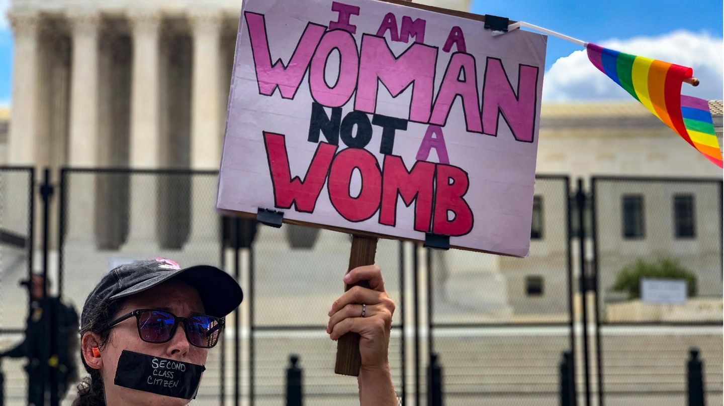 Eine Abtreibungsbefürworterin hält ein Protestschild vor dem Obersten Gerichtshof in Washington hoch