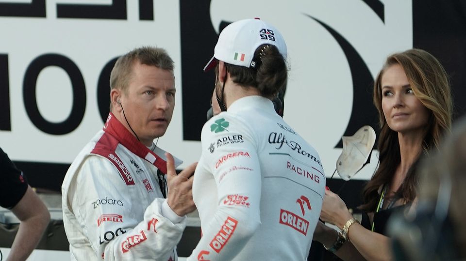 Kimi Raikkönen (links) 2021 nach einem Formel-1-Rennen, mit Teamkollege Antonio Giovinazzi und Ehefrau Minttu