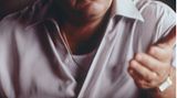 Er war einer der "GoodFellas" - und noch so viel mehr: Im Alter von 83 Jahren ist der Schauspieler Paul Sorvino gestorben. Er wirkte in unzähligen Filmen mit, oftmals spielte er Mafiosi und Gangster. Seine bekannteste Rolle hatte er 1990 in Martin Scorseses Epos "GoodFellas – Drei Jahrzehnte in der Mafia". Mit Sorvino ist innerhalb weniger Wochen der dritte Schauspieler gestorben, der in dem Film mitspielte. Ende Mai war Hauptdarsteller Ray Liotta mit 67 Jahren verstorben, Anfang Juli starb Tony Sirico. Paul Sorvino hinterlässt eine Ehefrau und drei erwachsene Kinder, darunter die Oscar-Preisträgerin Mira Sorvino.