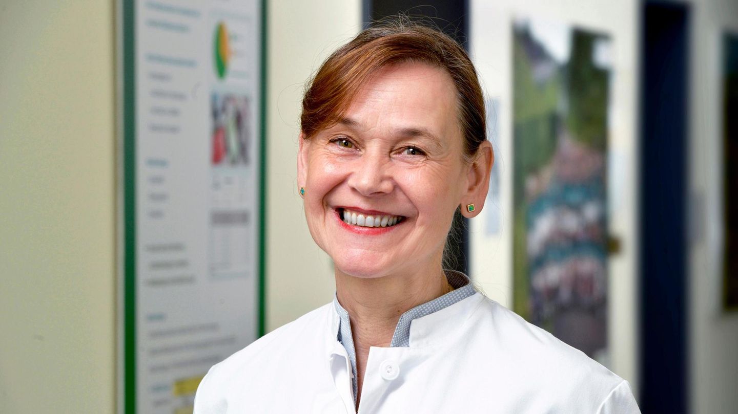 Gesundheit: Prof. Dr. Petra Thürmann ist Direktorin des Philipp Klee-Instituts für Klinische Pharmakologie am Helios Universitätsklinikum Wuppertal und Mitglied der Arzneimittelkommission der deutschen Ärzteschaft. Sie lehrt an der Universität Witten-Herdecke Prof. Dr. Petra Thürmann ist Direktorin des Philipp Klee-Instituts für Klinische Pharmakologie am Helios Universitätsklinikum Wuppertal und Mitglied der Arzneimittelkommission der deutschen Ärzteschaft. Sie lehrt an der Universität Witten-Herdecke