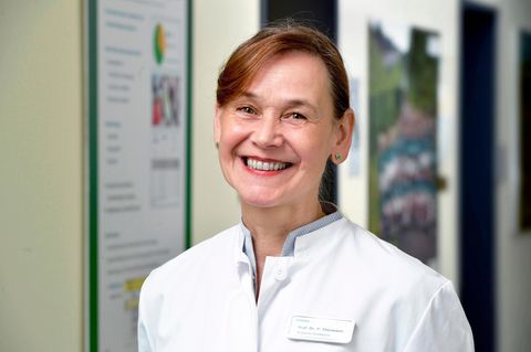 Prof. Dr. Petra Thürmann ist Direktorin des Philipp Klee-Instituts für Klinische Pharmakologie am Helios Universitätsklinikum Wuppertal und Mitglied der Arzneimittelkommission der deutschen Ärzteschaft. Sie lehrt an der Universität Witten-Herdecke
