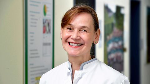 Prof. Dr. Petra Thürmann ist Direktorin des Philipp Klee-Instituts für Klinische Pharmakologie am Helios Universitätsklinikum Wuppertal und Mitglied der Arzneimittelkommission der deutschen Ärzteschaft. Sie lehrt an der Universität Witten-Herdecke
