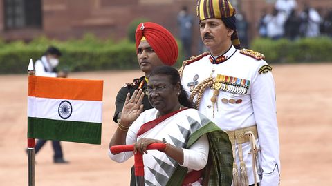 Indiens neu gewählte Präsidentin Draupadi Murmu inspiziert eine Ehrengarde, nachdem sie am 25. Juli im Präsidentenpalast in Neu Delhi vereidigt wurde