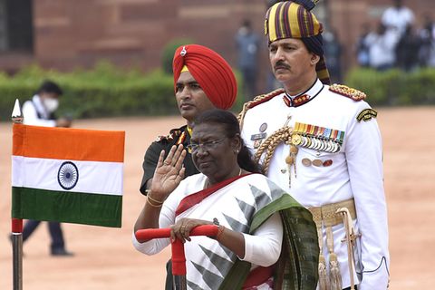 Indiens neu gewählte Präsidentin Draupadi Murmu inspiziert eine Ehrengarde, nachdem sie am 25. Juli im Präsidentenpalast in Neu Delhi vereidigt wurde