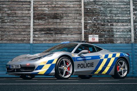 Luxussportwagen: Bis zu 325 km/h schnell: Mit diesem Ferrari jagt die tschechische Polizei Verbrecher