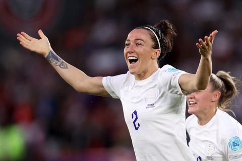 Lucy Bronze bejubelt ihren Treffer zum 2:0 im EM-Halbfinale zwischen England und Schweden