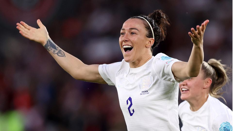 Lucy Bronze bejubelt ihren Treffer zum 2:0 im EM-Halbfinale zwischen England und Schweden
