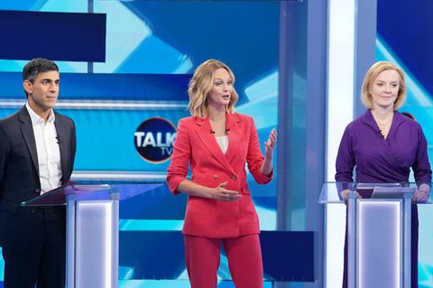 Rishi Sunak (links) und Liz Truss (rechts) sowie Moderatorin Kate McCann vor dem TV-Duell am Dienstag