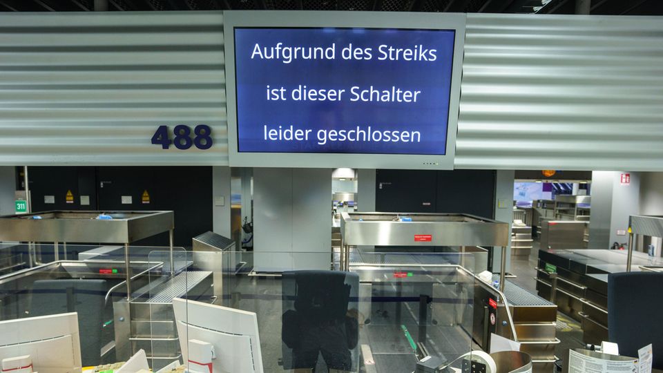 Abfertigungsschalter der Lufthansa am frühen Mittworgen am Frankfurter Flughafen