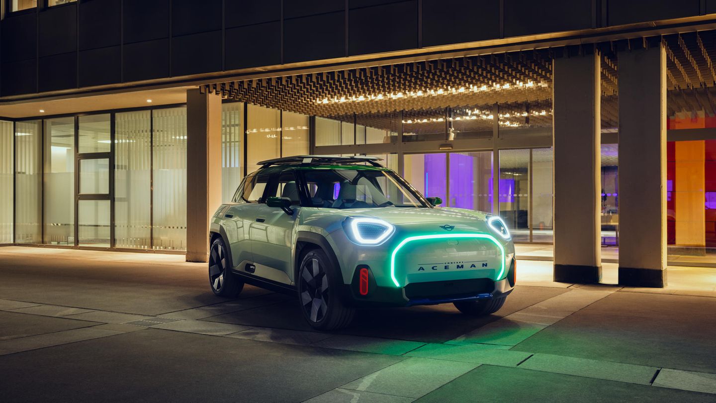 Das Mini Concept Aceman in seitlicher Frontansicht vor einem Gebäude