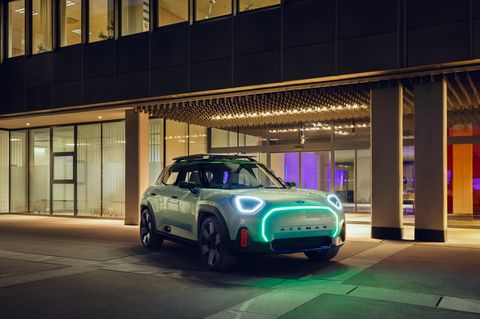 Das Mini Concept Aceman in seitlicher Frontansicht vor einem Gebäude