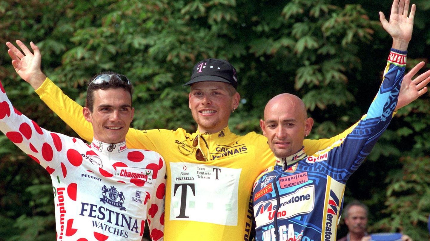 Bilder der Weltgeschichte: 27. Juli 1997: Jan Ullrich gewinnt als erster Deutscher die Tour de France Eigentlich ist Jan Ullrich bei der Tour de France 1997 im Telekom-Team nur der Kronprinz von Titelverteidiger Bjarne Riis. Doch Ullrich ist stärker als der Däne, und als dieser ihm das "Go" gibt, gibt es für den 23-Jährigen kein Halten mehr. Der sympathische Junge aus Rostock mit den rotblonden Haaren und den Sommersprossen im Gesicht stürmt die steilen Berge hinauf, erobert das Gelbe Trikot — und gibt es bis zum Ende nicht mehr her. Am Ende steht er zwischen dem zweitplatzierten Franzosen Richard Virenque vom Festina-Team im rotgepunkteten Trikot des besten Bergfahrers und dem Italiener Marco Pantani vom Mercatone Uno-Team als erster deutscher Radrennfahrer ganz oben auf dem Treppchen in Paris. Genau 25 Jahre ist das her. Eine Doping-Enttarnung und viele Skandale und Eklats später lebt Ullrich heute in der Abgeschiedenheit von Merdingen in der Nähe seiner vier Kindern. 27. Juli 1997: Jan Ullrich gewinnt als erster Deutscher die Tour de France Eigentlich ist Jan Ullrich bei der Tour de France 1997 im Telekom-Team nur der Kronprinz von Titelverteidiger Bjarne Riis. Doch Ullrich ist stärker als der Däne, und als dieser ihm das "Go" gibt, gibt es für den 23-Jährigen kein Halten mehr. Der sympathische Junge aus Rostock mit den rotblonden Haaren und den Sommersprossen im Gesicht stürmt die steilen Berge hinauf, erobert das Gelbe Trikot — und gibt es bis zum Ende nicht mehr her. Am Ende steht er zwischen dem zweitplatzierten Franzosen Richard Virenque vom Festina-Team im rotgepunkteten Trikot des besten Bergfahrers und dem Italiener Marco Pantani vom Mercatone Uno-Team als erster deutscher Radrennfahrer ganz oben auf dem Treppchen in Paris. Genau 25 Jahre ist das her. Eine Doping-Enttarnung und viele Skandale und Eklats später lebt Ullrich heute in der Abgeschiedenheit von Merdingen in der Nähe seiner vier Kindern.