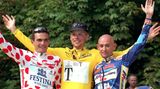 27. Juli 1997: Jan Ullrich gewinnt als erster Deutscher die Tour de France  Eigentlich ist Jan Ullrich bei der Tour de France 1997 im Telekom-Team nur der Kronprinz von Titelverteidiger Bjarne Riis. Doch Ullrich ist stärker als der Däne, und als dieser ihm das "Go" gibt, gibt es für den 23-Jährigen kein Halten mehr. Der sympathische Junge aus Rostock mit den rotblonden Haaren und den Sommersprossen im Gesicht stürmt die steilen Berge hinauf, erobert das Gelbe Trikot —  und gibt es bis zum Ende nicht mehr her. Am Ende steht er zwischen dem zweitplatzierten Franzosen Richard Virenque vom Festina-Team im rotgepunkteten Trikot des besten Bergfahrers und dem Italiener Marco Pantani vom Mercatone Uno-Team als erster deutscher Radrennfahrer ganz oben auf dem Treppchen in Paris. Genau 25 Jahre ist das her. Eine Doping-Enttarnung und viele Skandale und Eklats später lebt Ullrich heute in der Abgeschiedenheit von Merdingen in der Nähe seiner vier Kindern.
