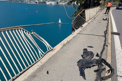 Das Auto durchbrach ein Geländer der Uferstraße und stürzte fast 50 Meter tief in den Vierwaldstättersee  (Schweizer Kanton Uri)