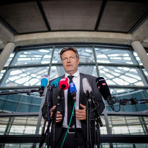 Bundeswirtschaftsminister Robert Habeck (Bündnis 90/Die Grünen) äußert sich zur Debatte um Atomkraftwerke