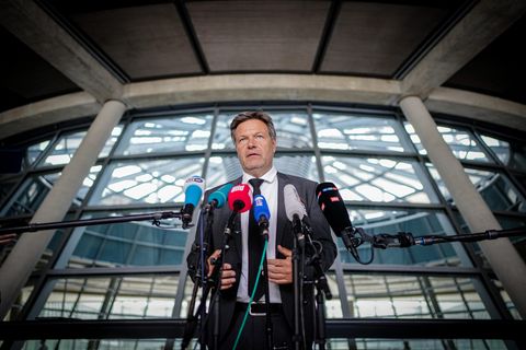 Bundeswirtschaftsminister Robert Habeck (Bündnis 90/Die Grünen) äußert sich zur Debatte um Atomkraftwerke