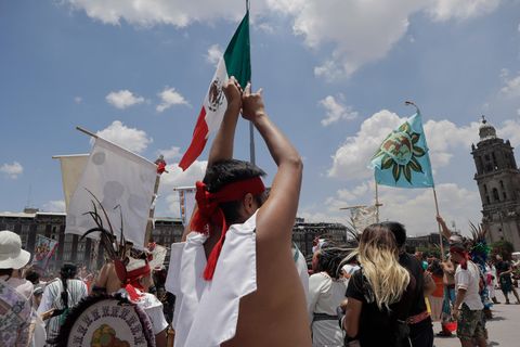 Tänzer bei einer traditionellen Zeremonie zur Feier des 697. Jahrestag der Gründung von Tenochtitlan