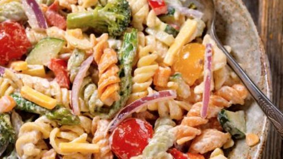 Mit nur fünf Zutaten: Dieser Nudelsalat ist perfekt für den nächsten Grillabend