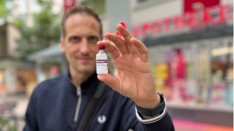 Autor Stephan Seiler hält sein Medikament in der Hand