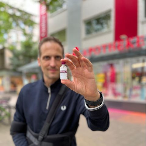 Autor Stephan Seiler hält sein Medikament in der Hand