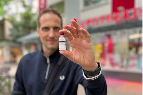 Autor Stephan Seiler hält sein Medikament in der Hand