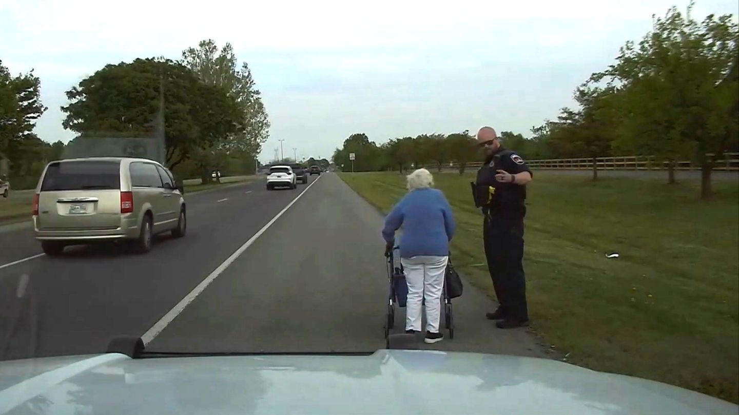 Hilfsbereiter Polizist: Virales Video: US-Cop hilft 84-Jähriger dabei, pünktlich zum Friseur zu kommen