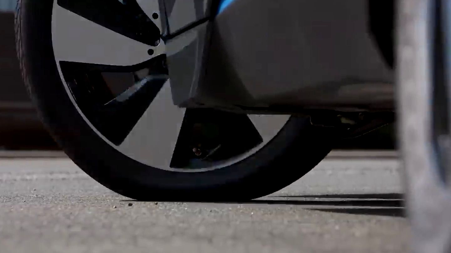 New car with futuristic front axle can turn on the spot (video)