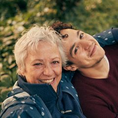 "Die Suche nach dem guten Tod"-Host Lukas Sam Schreiber mit seiner Mutter Claudia Schreiber