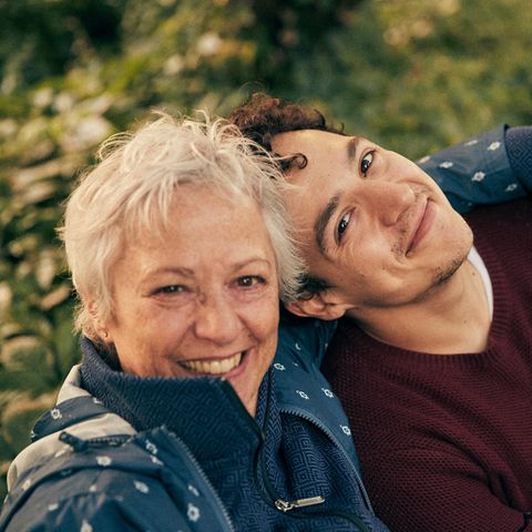 "Die Suche nach dem guten Tod"-Host Lukas Sam Schreiber mit seiner Mutter Claudia Schreiber