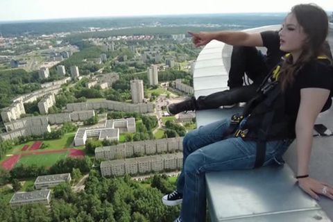 Video: Nervenkitzel: Fernsehturm in Vilnius lädt zur luftigen Mutprobe