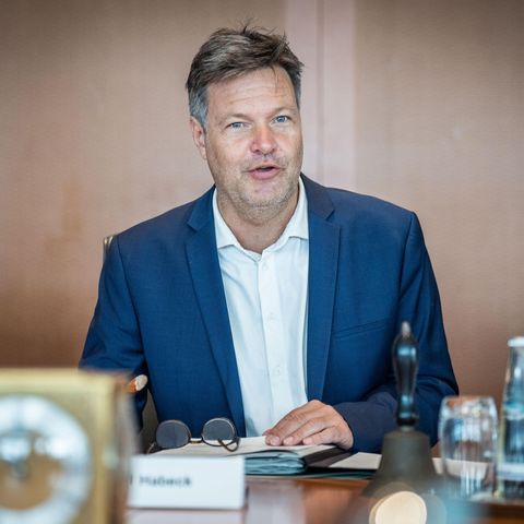 Vizekanzler Robert Habeck spricht zu Beginn der Sitzung des Bundeskabinetts im Kanzleramt