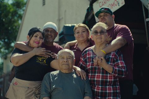 Juan "Billy" Acosta Arm in Arm mit seiner Familie