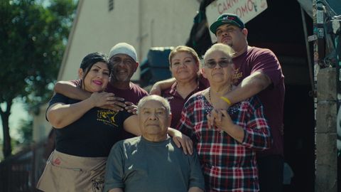 Juan "Billy" Acosta Arm in Arm mit seiner Familie