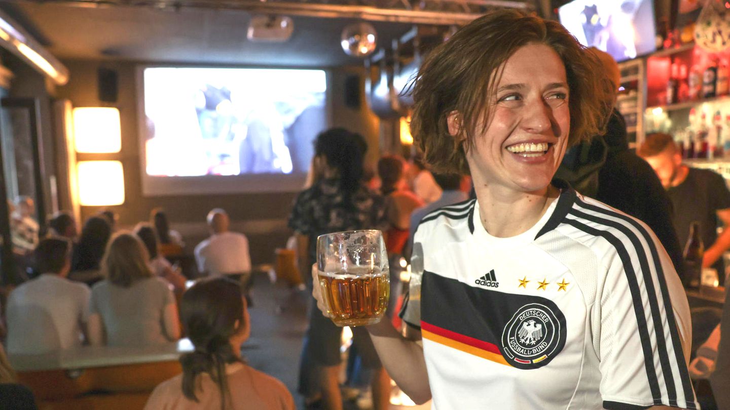 Die FC Magnet Bar in Berlin: Das Halbfinalspiel der DFB-Elf bei der Fußball-EM der Frauen sahen mehr als 12 Millionen Fans
