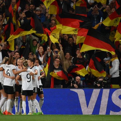 Die deutschen Frauen feiern einen Treffer bei der EM in England