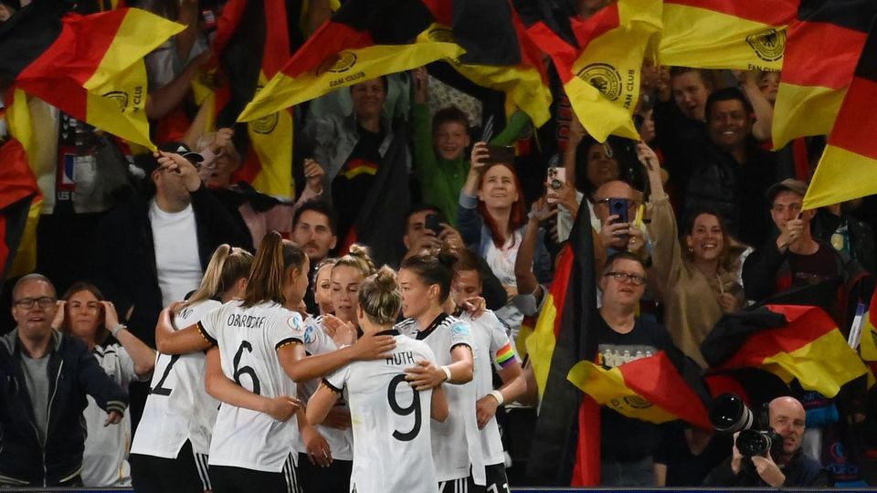Die deutschen Frauen feiern einen Treffer bei der EM in England