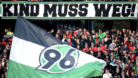 Ein Banner in der Fankurve von Hannover 96 gegen Martin Kind