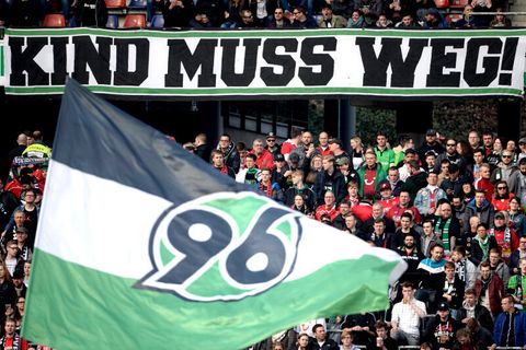 Ein Banner in der Fankurve von Hannover 96 gegen Martin Kind