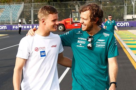 Mick Schumacher und Sebastian Vettel am Rand einer Rennstrecke