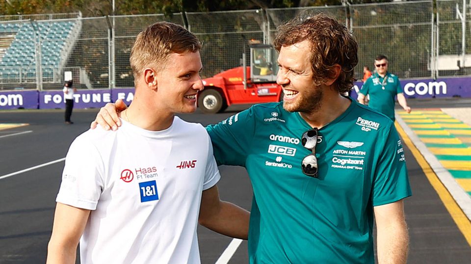 Mick Schumacher und Sebastian Vettel am Rand einer Rennstrecke