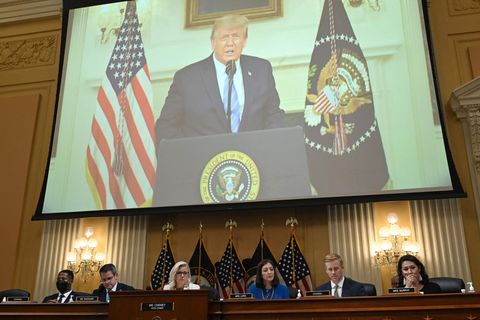 Donald Trump auf einer Leinwand vor dem Untersuchungsausschuss zum 6. Januar
