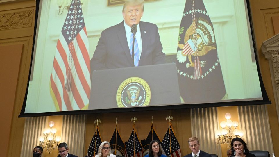 Donald Trump auf einer Leinwand vor dem Untersuchungsausschuss zum 6. Januar