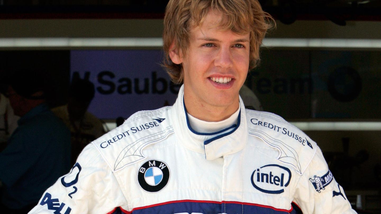 Der damalige BMW-Sauber-Testpilot Sebastian Vettel posiert im August 2006 für Fotografen, am 17. Juni 2007 feiert der Hesse sein Formel-1-Debüt und fährt als Ersatzpilot für Robert Kubica mit Platz 8 in Indianapolis seine ersten WM-Punkte ein