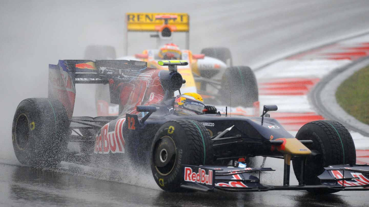 2009 holt der Heppenheimer seinen ersten Sieg für das Team Red Bull beim Regenrennen von Shanghai