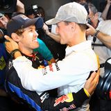 Vettel wird von seinem Landsmann Michael Schumacher nach dem Gewinn der Formel-1-Weltmeisterschaft beglückwünscht