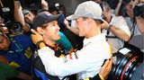 Vettel wird von seinem Landsmann Michael Schumacher nach dem Gewinn der Formel-1-Weltmeisterschaft beglückwünscht