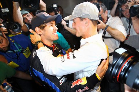 Vettel wird von seinem Landsmann Michael Schumacher nach dem Gewinn der Formel-1-Weltmeisterschaft beglückwünscht