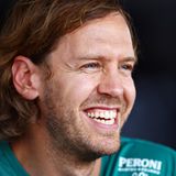 Nach der Saison 2022 ist Schluss: Auch wenn die sportlichen Erfolge zuletzt ausblieben – Sebastian Vettel zählt zu den meist dekorierten Piloten der Formel 1. Mehr Titel holten nur Lewis Hamilton und Michael Schumacher (beide 7) sowie Juan Manuel Fangio (5), danach folgt Vettel in der ewigen Bestenliste bereits zusammen mit Alain Prost