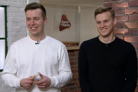 Philipp Bienstein und Dennis Heine lachen im Studio von Bares für Rares in die Kamera