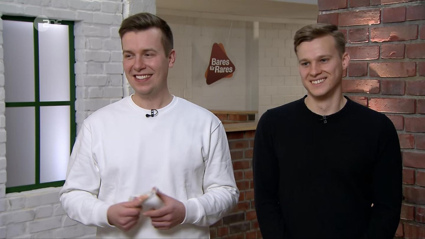 Philipp Bienstein und Dennis Heine lachen im Studio von Bares für Rares in die Kamera